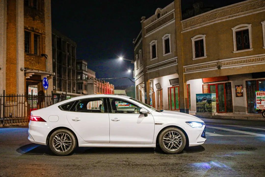 试驾比亚迪秦PLUS DM-i，低油耗和强动力可以兼得！