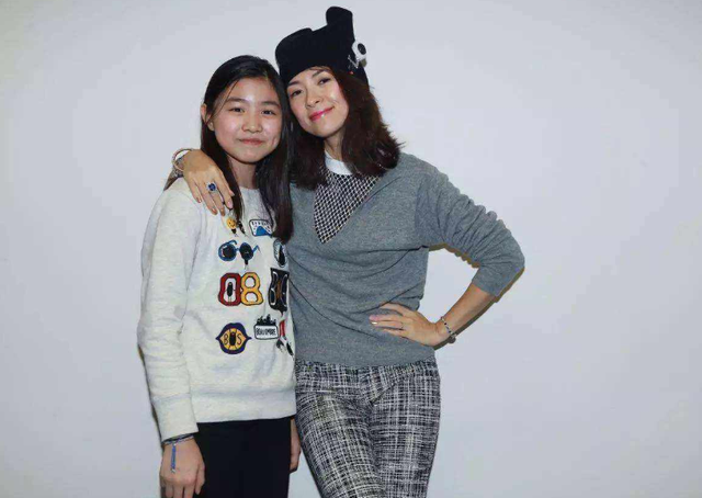 章子怡穿小背心露香肩与老公看演出，汪峰紧搂太太纤腰占有欲十足