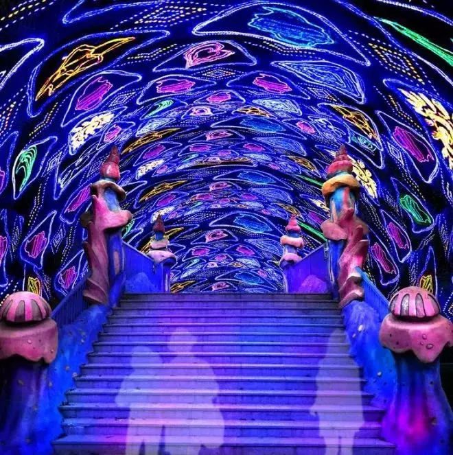 梦境交织，桥、河与鱼的奇幻之旅