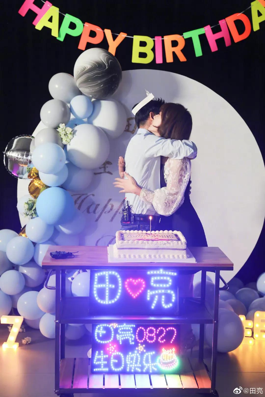 田亮晒42岁庆生照表白老婆，获叶一茜甜蜜送吻，森碟高度赶上妈妈