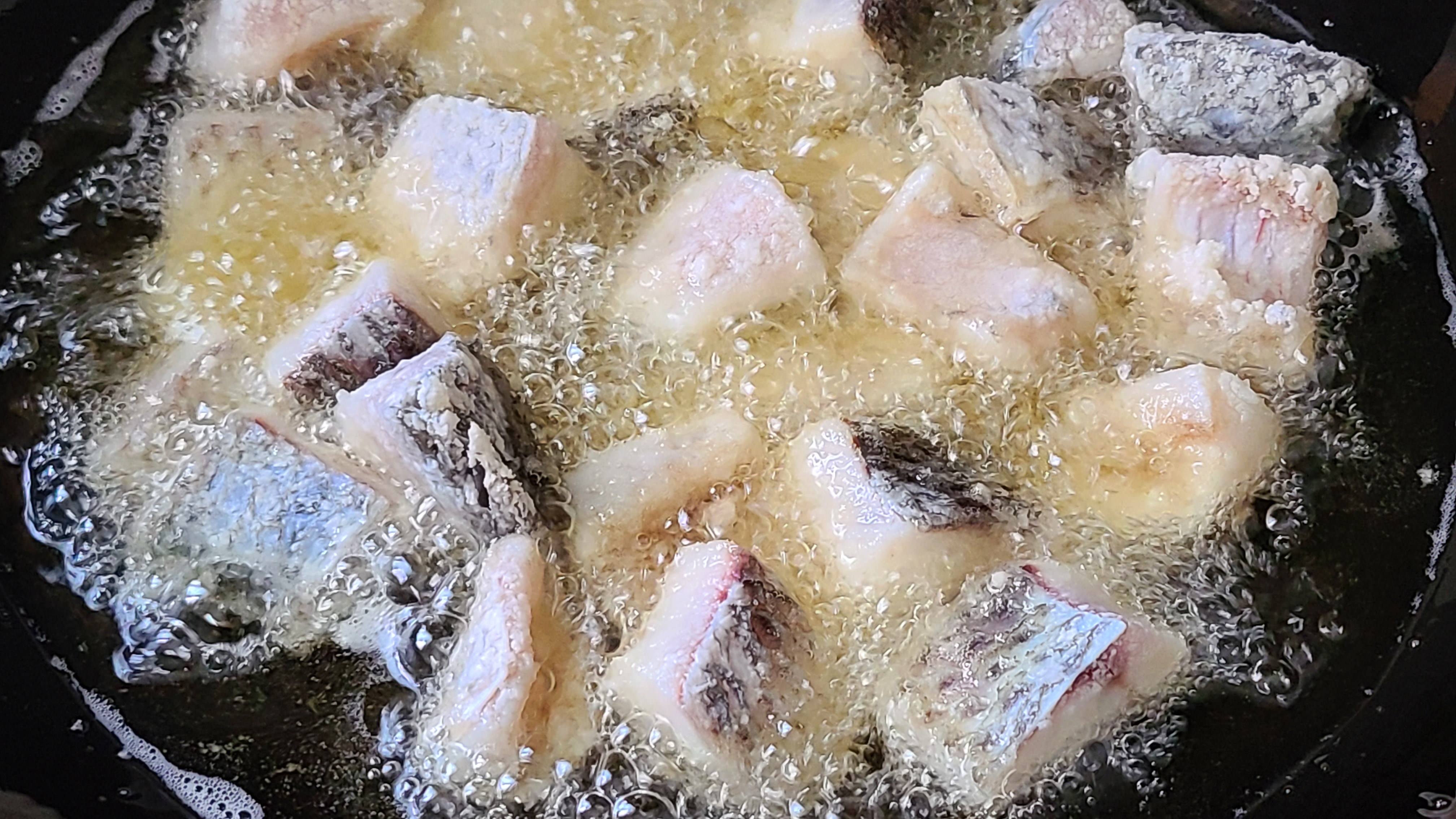 家常版的糖醋鱼块，酸甜开胃又好吃，这一道家常菜，全家都喜欢