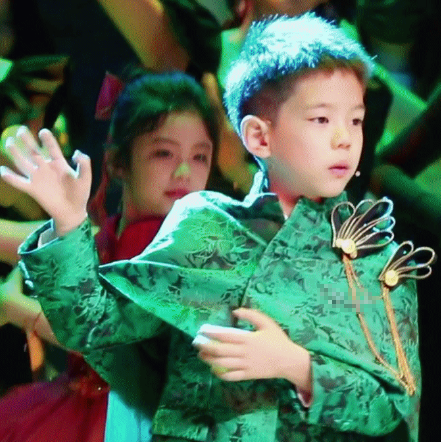 霍思燕兒子音樂劇表演高清照曝光，嗯哼自己寫歌還領舞，星範十足