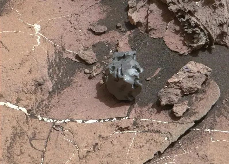 這麽多年過去了，火星上多輛火星車拍到了什麽？類似包裝膜的異物