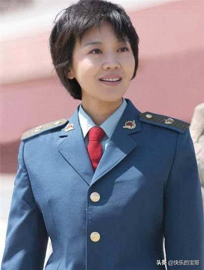 不愛紅裝愛武裝，女明星的軍裝照，哪一個是你心中的氣質女