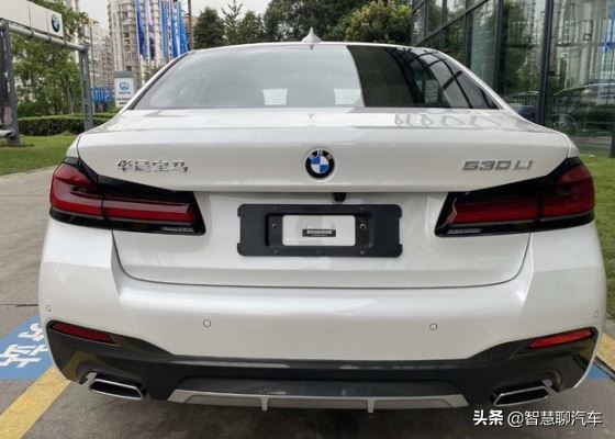 2021款宝马5系实车到店，白色涂装很精致，标配11色氛围灯