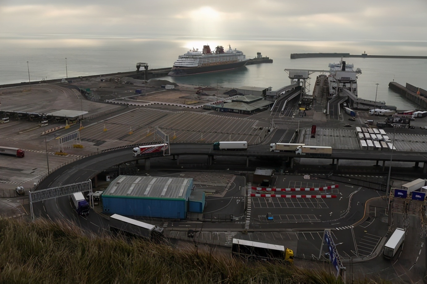 英國好倒霉呢！ 無奈挑戰疫情失敗，不止被盟友封鎖，還要自我隔離