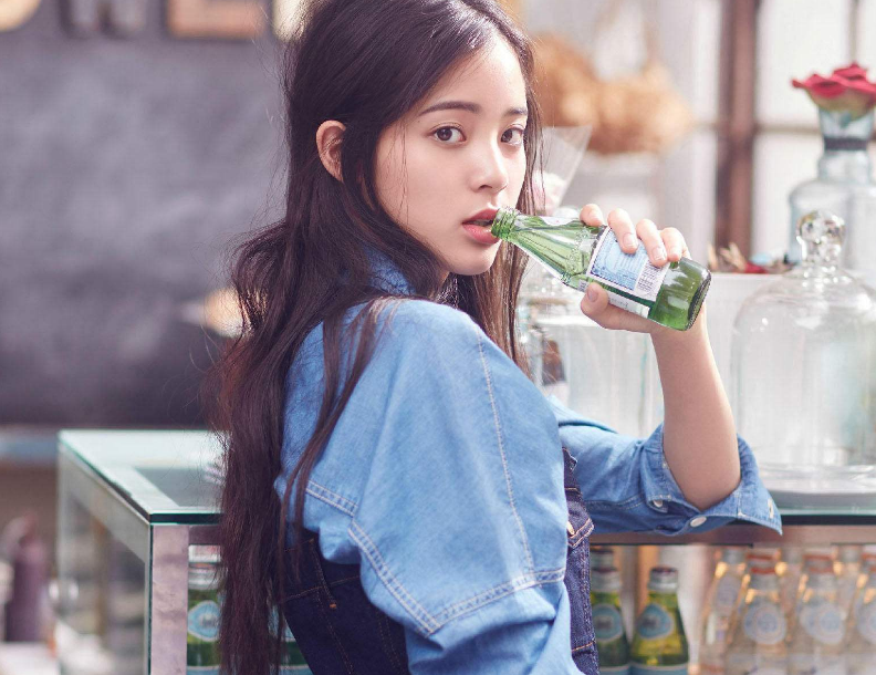 欧阳娜娜如今引领vlog新风尚，拥有艺术家风范，