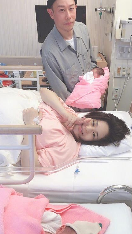 苍井空晒孩子近照，模样十分可爱，发布某节目照片被嫌太矮