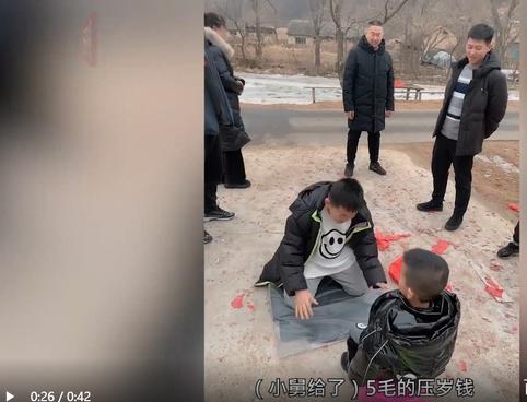 5岁|11岁外甥给5岁舅舅拜年 5岁舅舅也是给了压岁钱的毕竟五毛钱也是钱