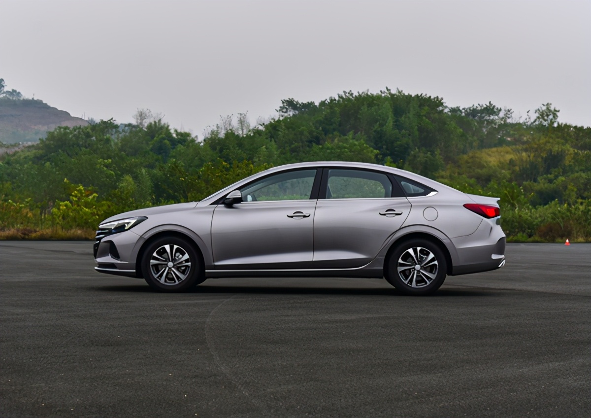 长安逸动plus，轴距2米7，1.4T爆158马力，家用好车