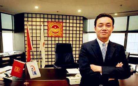 潮汕穷小伙，35岁成中国首富，入狱10年，身价200亿，凭啥