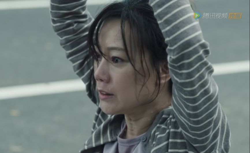 《扫黑风暴》爸被杀妈遭埋，她在仇人怀里撒娇