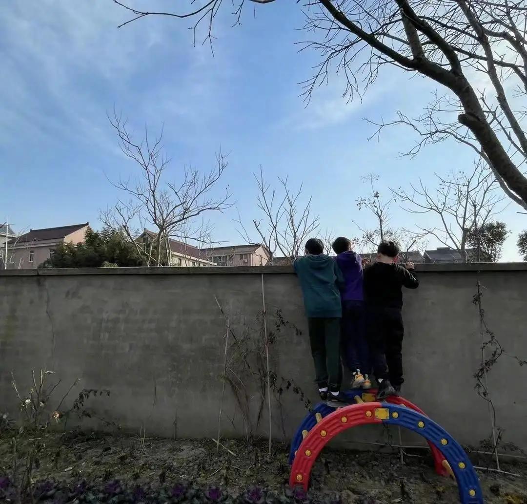 孙俪一家四口罕见出游！等等个子快超妈妈，孙俪穿貂皮大衣骑三轮