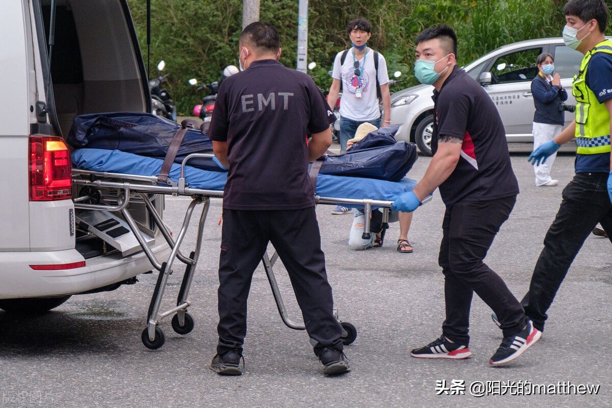 台湾列车脱轨事故 太鲁阁新城火车站不断有遇难者遗体被移出 资讯咖