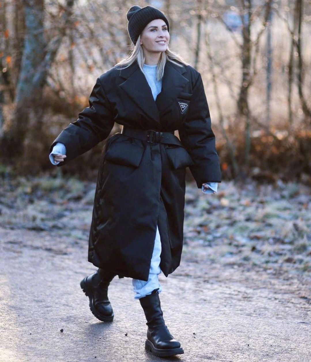 张艺谋39岁娇妻晒照！37岁长女穿迷彩衣显娇小，