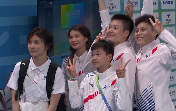 全红婵接受采访！有谁注意她的举动，情商是真的高，小女孩太棒了