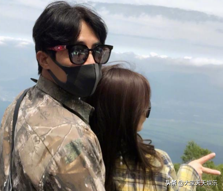 Du Chun basks in height of group photo of as happy as the wife hug to differ very bud