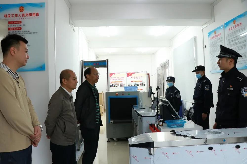 市中院领导到鹿寨法院检查指导 “六专四室”建设情况及法庭安保工作