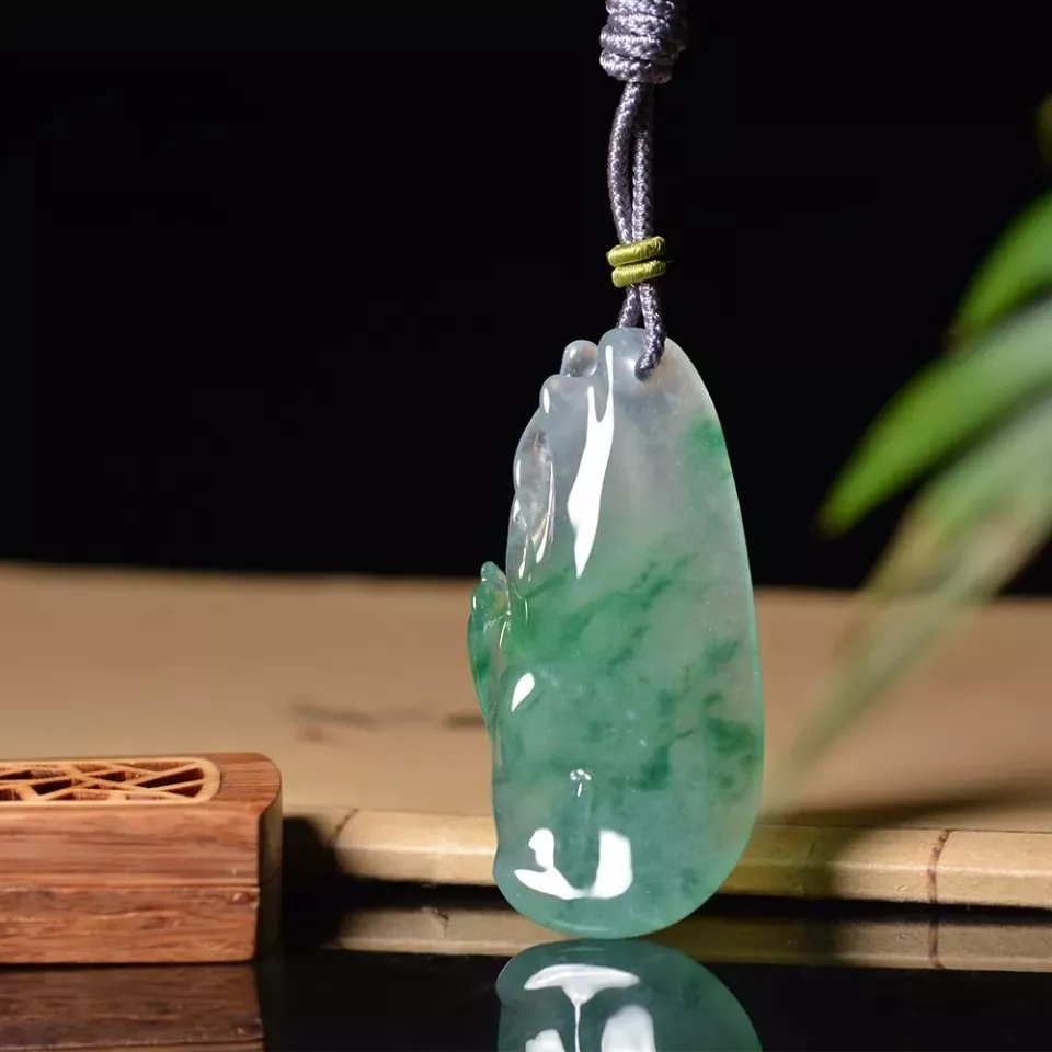 这些翡翠玉雕雕刻随意但确实难得的精品