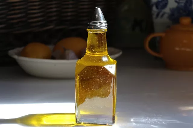 好百邻保姆告诫你油壶不起眼却要十分注意，使用不当小心会致病