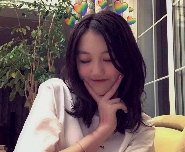 李嫣晒童年照庆祝14岁生日，仅有闺蜜陪伴庆生，王菲李亚鹏双缺席