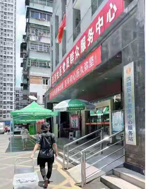 为疫线英雄“赋能”12家“米国”店为附近核酸检测站送来爱心餐