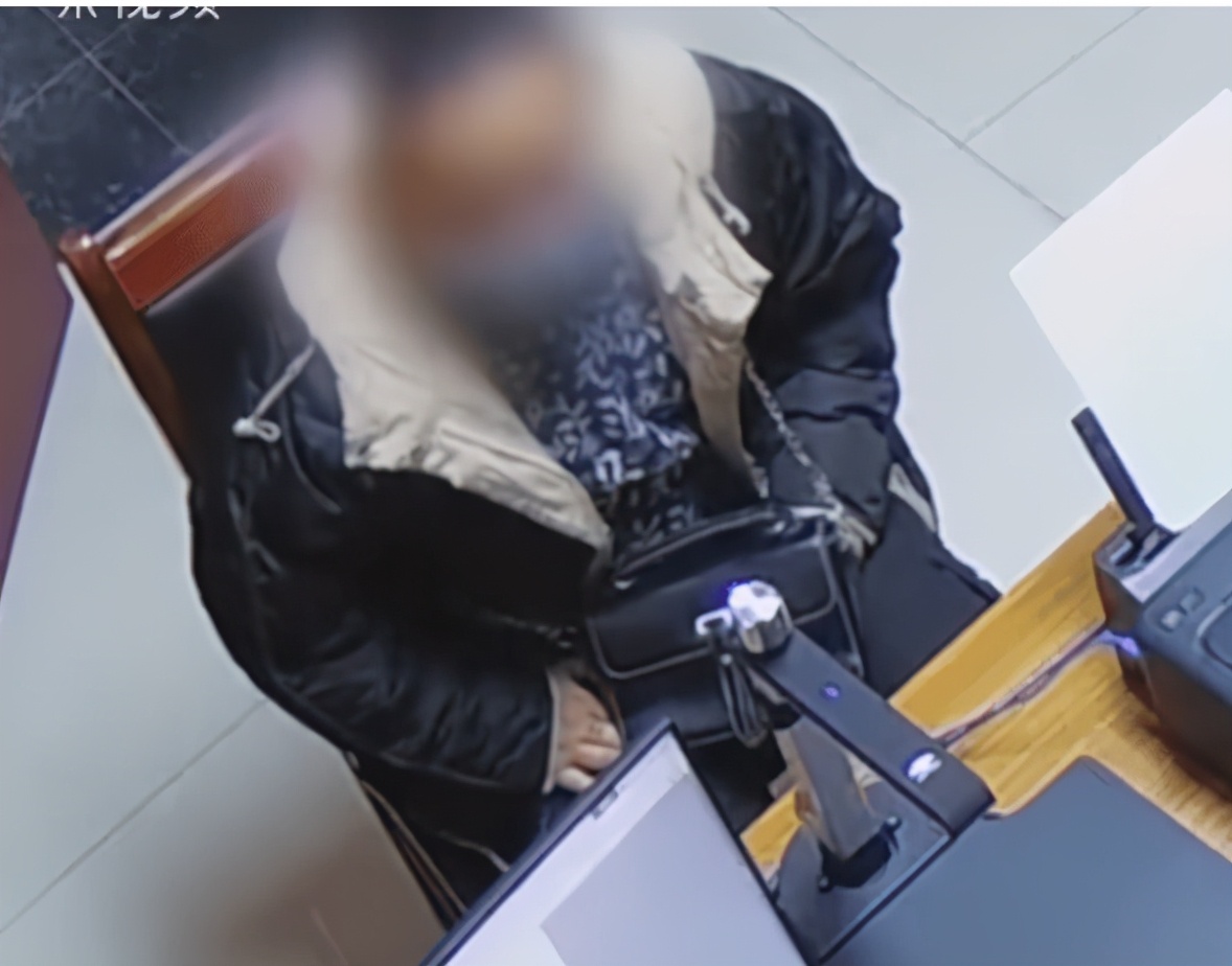 女子分手后举报前男友，称其半年前偷闺蜜金饰，觉得自己过意不去