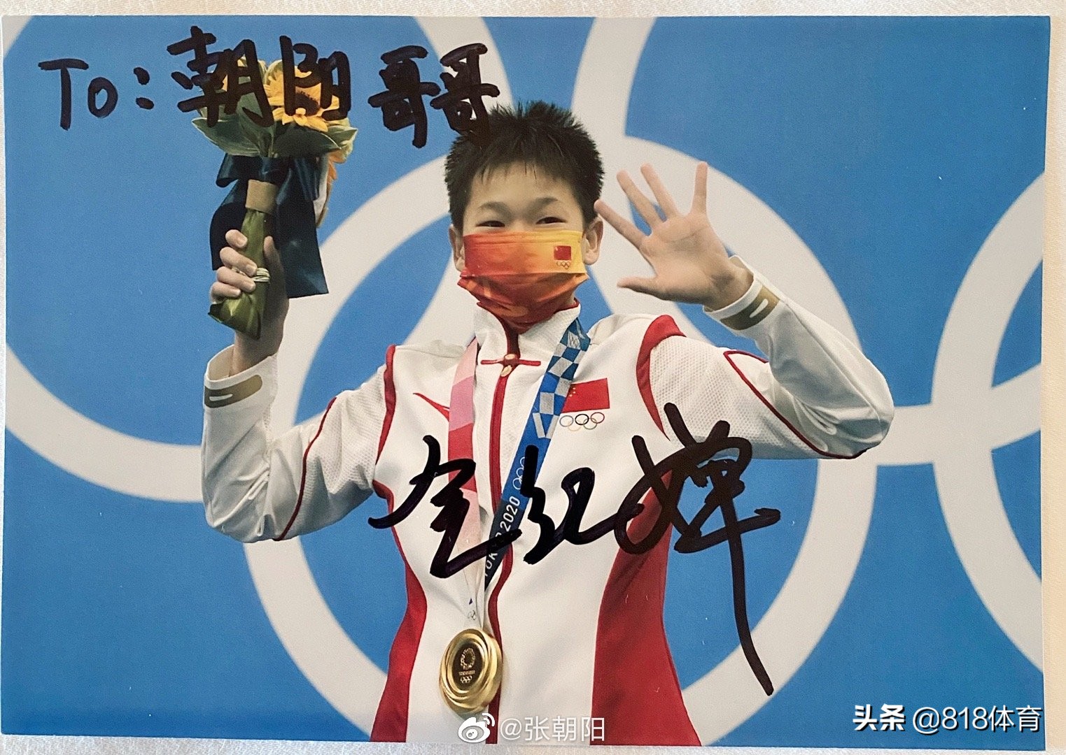 慈父！全红婵央视采访何威仪全程陪伴，送记者小红签名照为她铺路