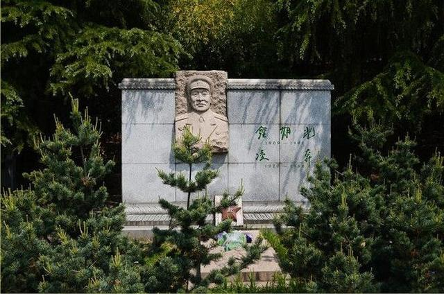 柯蓝的奶奶，22岁嫁开国上将钟期光，66岁去世，