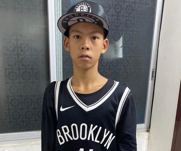 年和|独臂篮球少年和欧文杜兰特约球 张家诚用他对篮球的热爱和努力感动了无数人