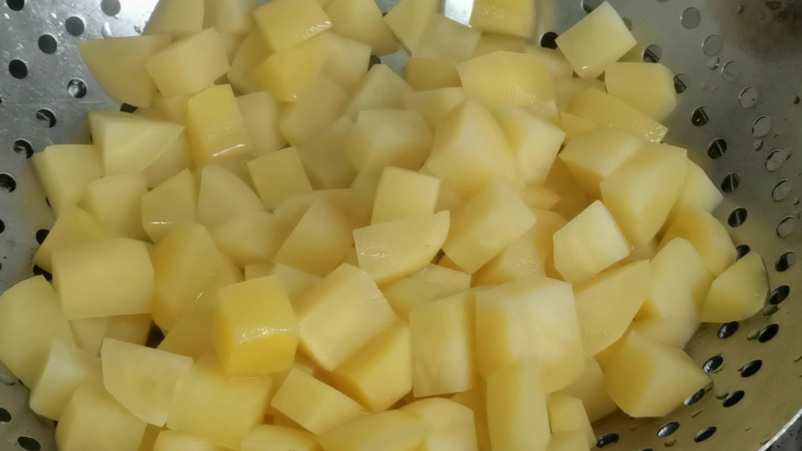 土豆用这种方法做，外酥里软，美味可口，既可以是菜也可以当零食