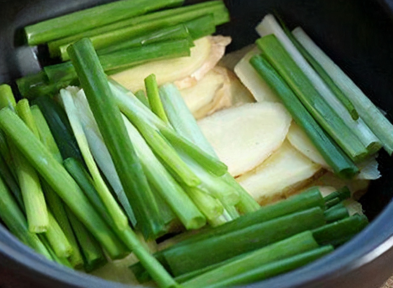 蔥油燜雞懶人做法：不放一滴水，出鍋嫩滑爽口，蔥香味十足