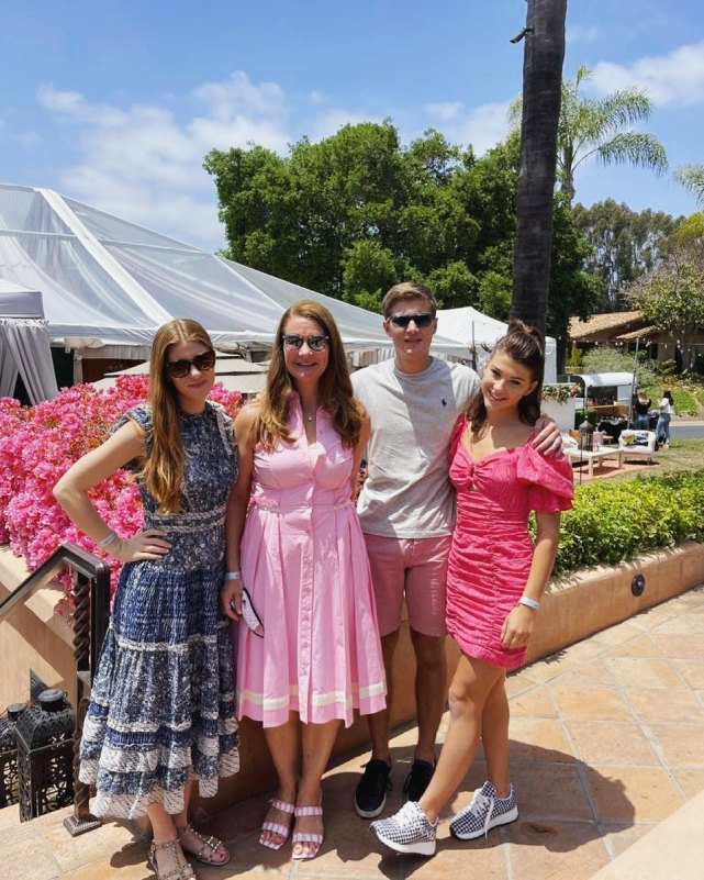 比爾蓋茨離婚後首現身，與長女合影顯親密，力破被家人孤立的傳聞