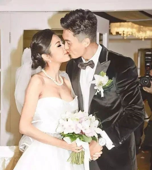 TVB假面夫妻：人前人后两幅面孔，黄浩信再夺视帝，终于不装了