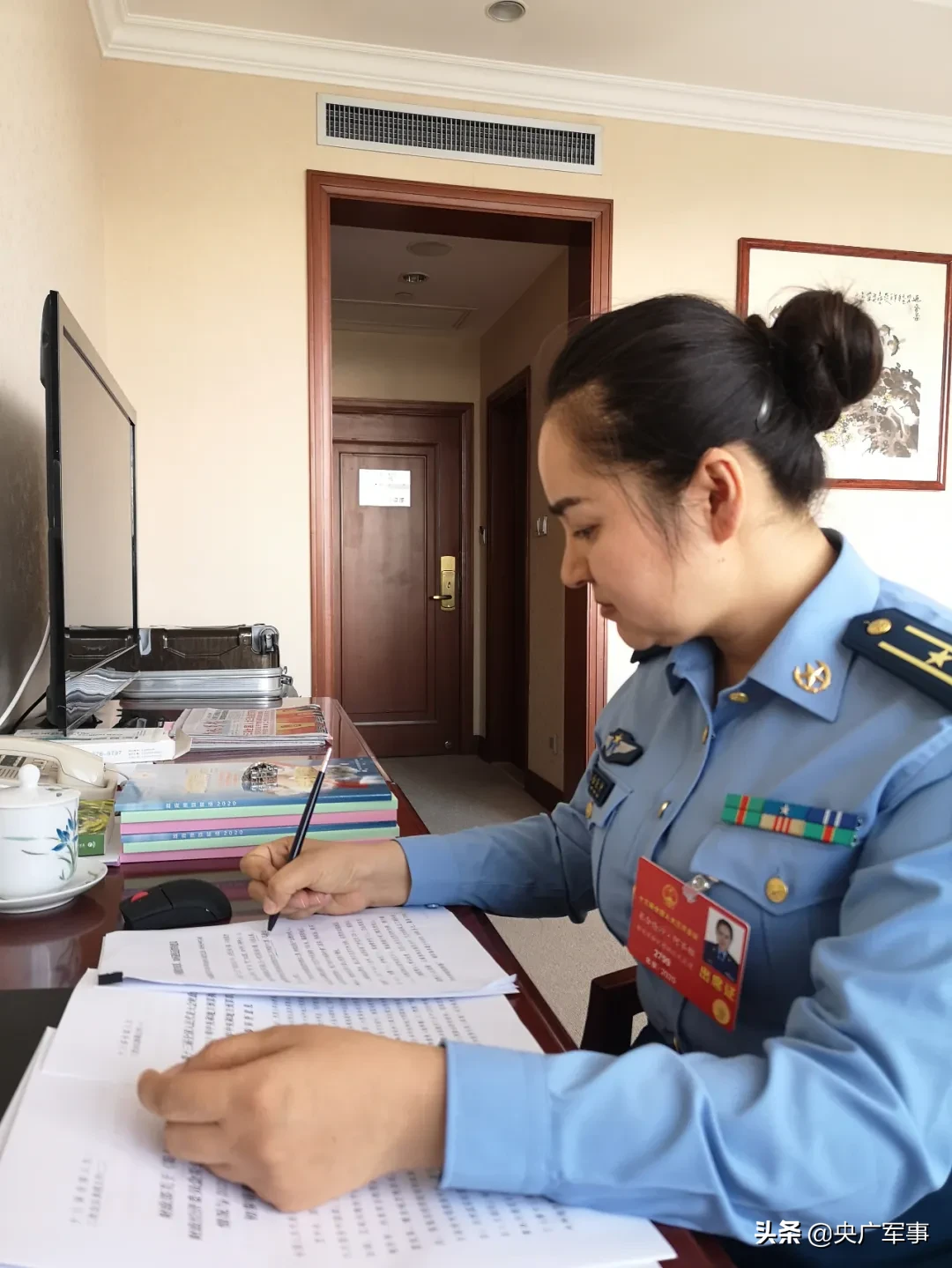 军队人大代表表示：将脱贫攻坚进行到底