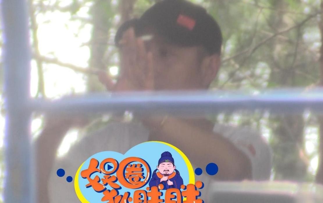37岁文章近况曝光，脖子和手腕上大金链子太抢镜，片场抽烟好惬意