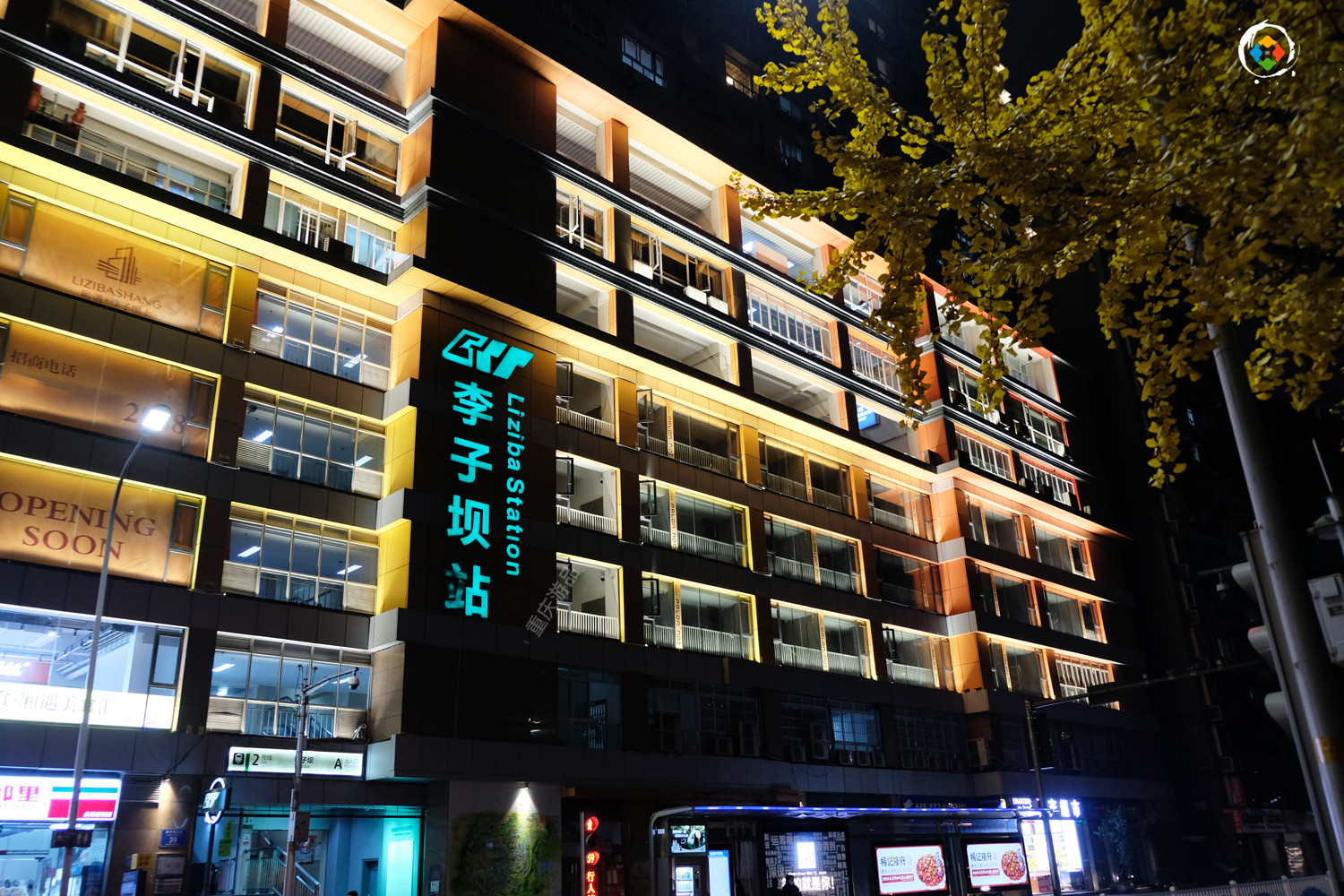 重庆李子坝夜景灯饰会影响居民吗？现场实地打探，窗户下就是光源