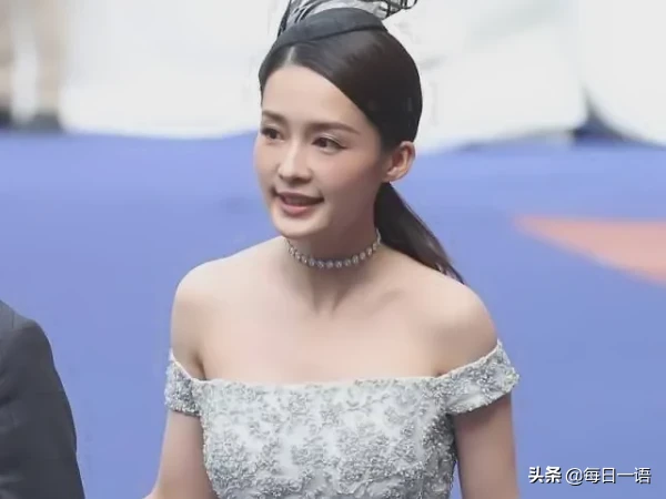 有种“保守”叫李沁，特地将裙摆剪掉换成裤子，没想到意外显腿长