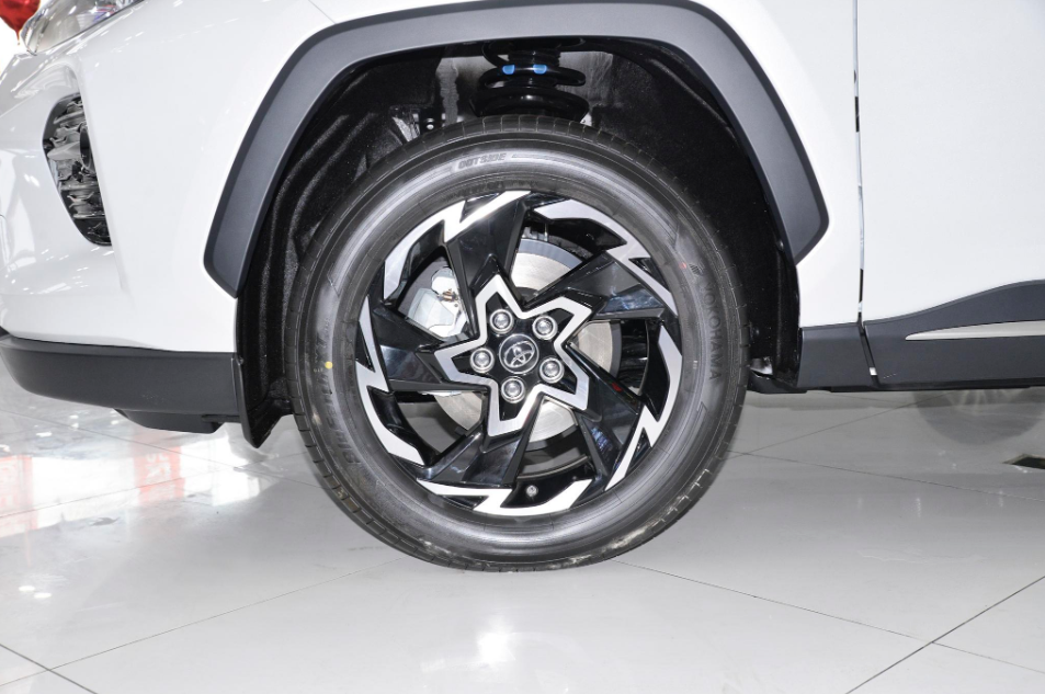 丰田威兰达，2.0L+四驱，适合在城市公路上开，舒适省油