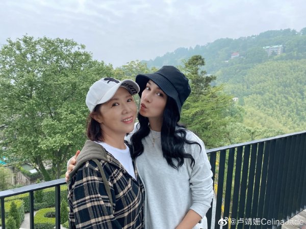 韩庚母亲节晒妈妈温馨有爱，卢靖姗和婆婆互动亲如母女