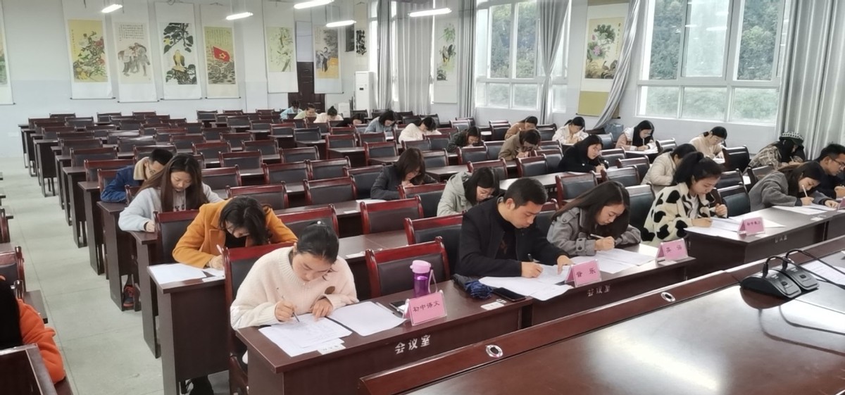 宣汉县马渡关学校举行青年教师专业知识考试
