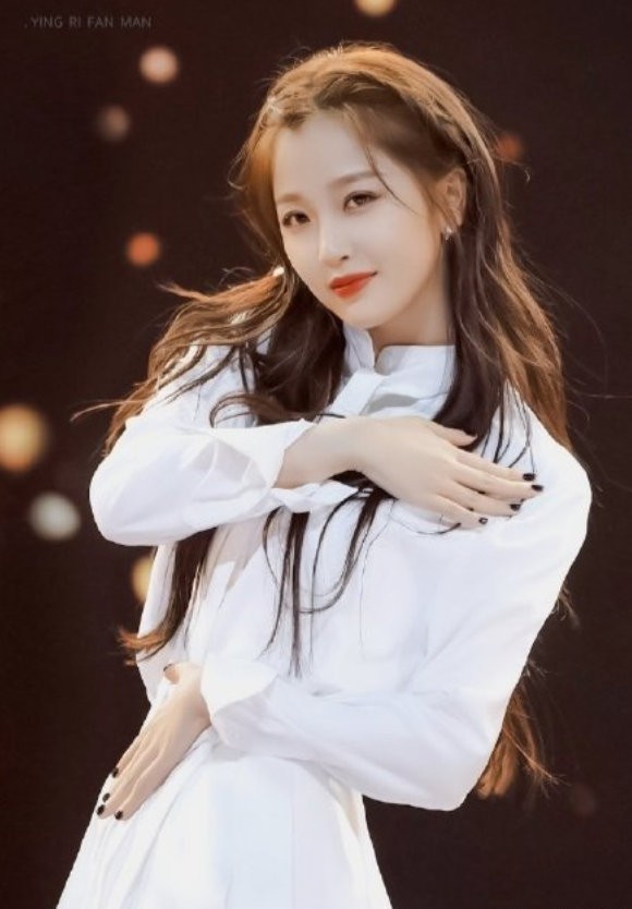 人家练舞都穿运动鞋，看看虞书欣穿的啥？大小