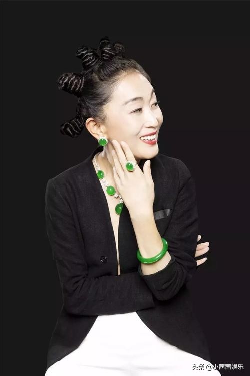 同样是不婚主义，杨丽萍被骂上热搜，56岁的她却