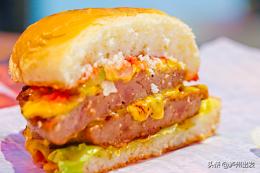 Can pull silk, can shed juice! Lu city Jing shows Aoteman thematic hamburger inn! Adjoining child is greedy cried