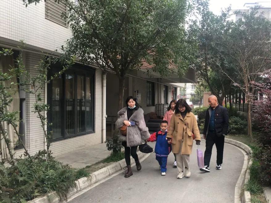 春日融融家访日 真情传递暖人心——双流区金桥小学入户家访活动