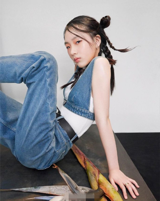 小S大女兒許曦文最新大片，皮膚白皙透亮，碎發遮面大展高級美