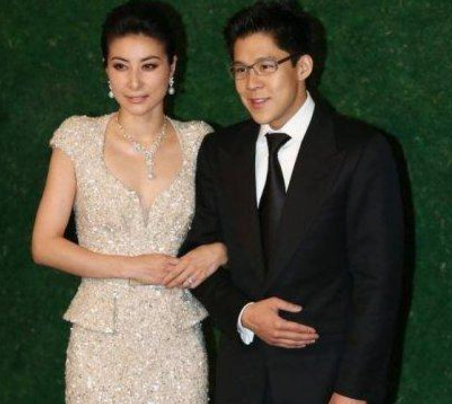 郭晶晶公公罕露面，75岁霍震霆独自逛平价店，头发斑白穿着朴素