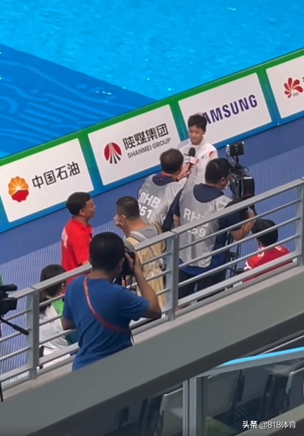 慈父！全红婵央视采访何威仪全程陪伴，送记者小红签名照为她铺路