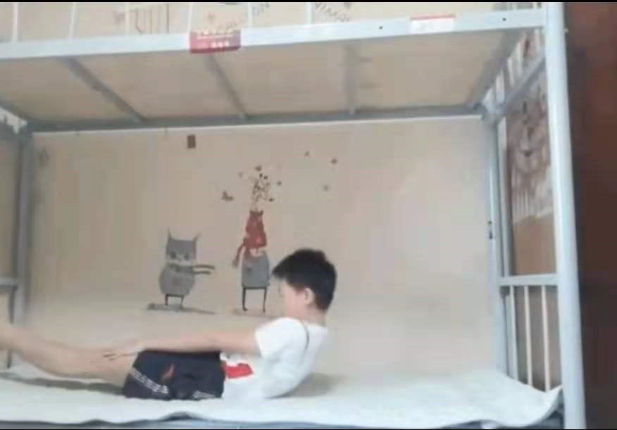 14岁全红婵当冠军仍不忘初心！穿白T住上下床，坚持训练长腿抢眼