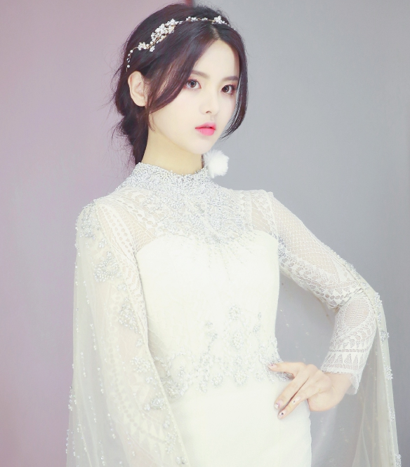 杨超越挑战jk学生风，白长袜穿成“堆堆袜”，这